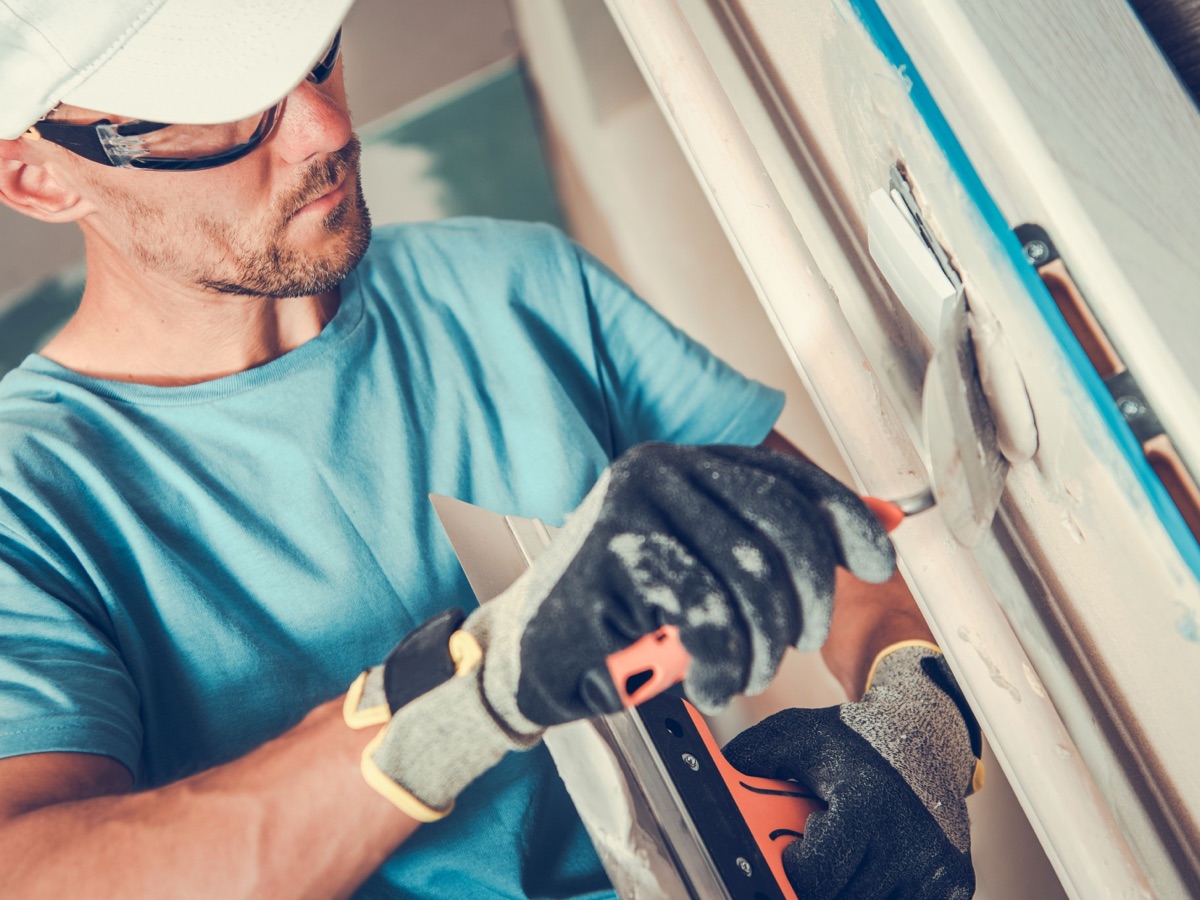 Trockenbauer bei der Arbeit